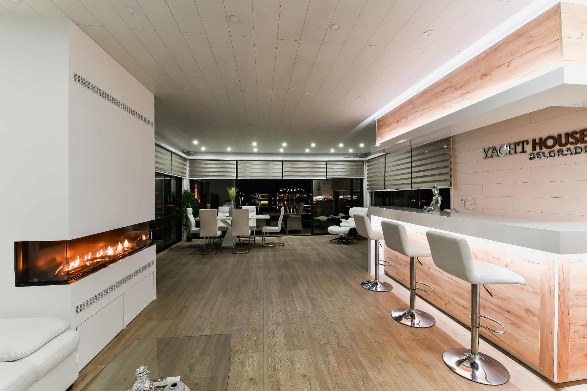 Bar i kamin